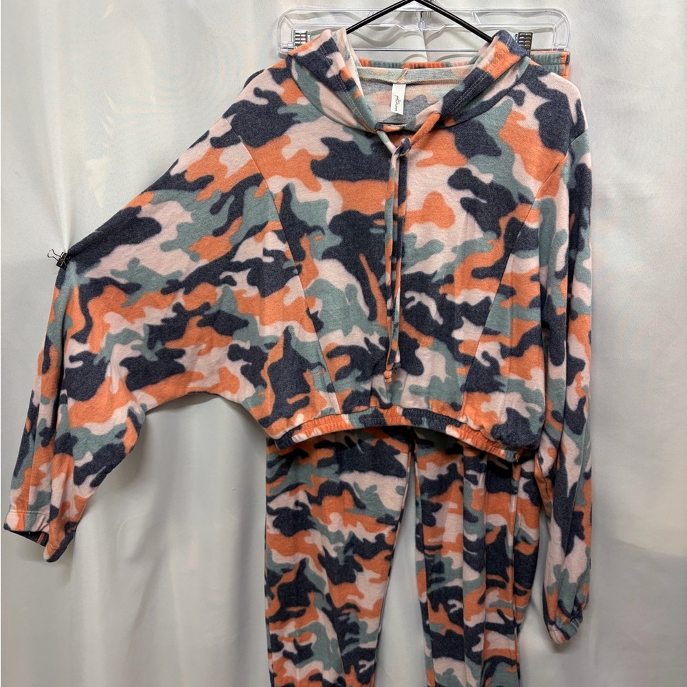 GoodTime USA Camouflage Hooded Lounge Set. Size Med, NWT.